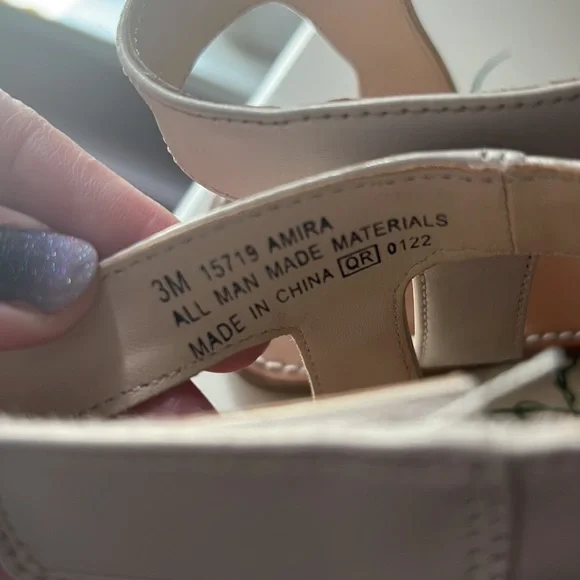 Adorable Sandals - Picture 4 of 6